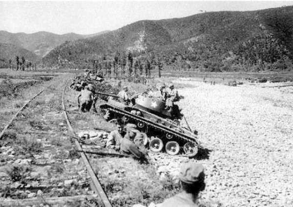 Utilisé à défaut de char de combat, le M24 s'en sort relativement bien face au T-34/85 Nord-Coréens