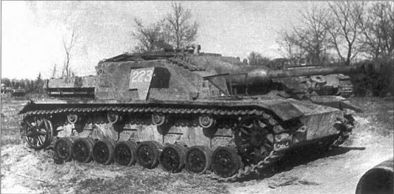 Construit uniquement pour palier à la baisse de production du StuG III, les StuG IV seront toutefois construits jusqu'à la fin de la guerre