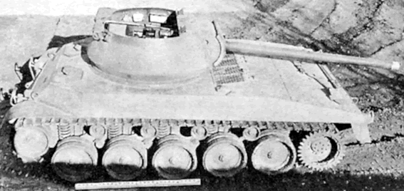 Le T67 se distingue par sa tourelle arrondie et son canon de 75 mm