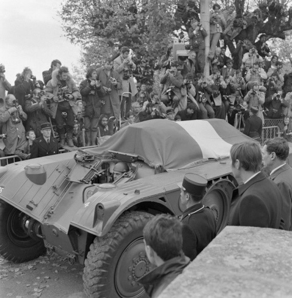 L'EBR est choisit pour transporter le cercueil du général De Gaulle, signe de l'attachement de la nation à ce char atypique