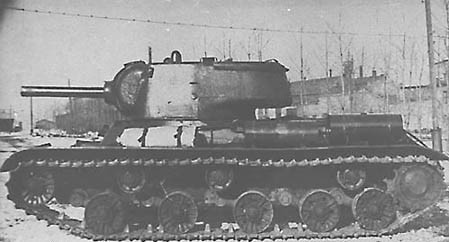 Obiekt 234 armé de l'obusier de 122mm. On reconnait nettement le châssis du KV-13.