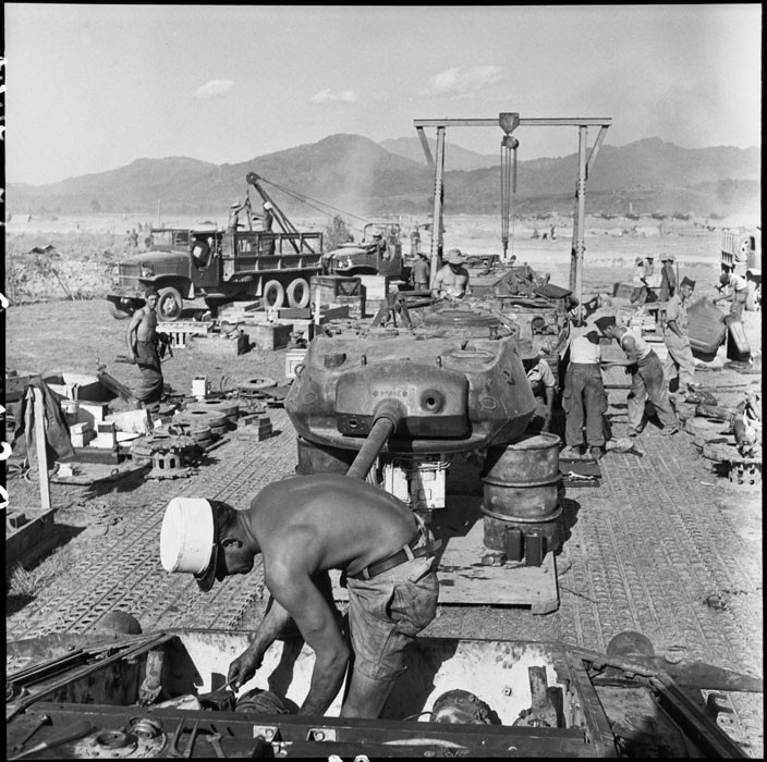 Ces légionnaires français travaillent sans relâche pour ré-assembler les Chaffee arrivés en 180 morceaux