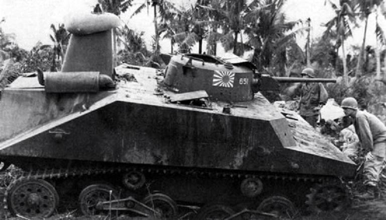 Ce Type 2, mis hors de combat, est inspecté par des G.I's curieux