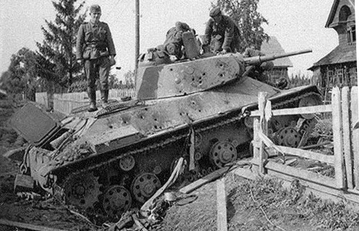 Ce T-50 a été détruit dans le secteur de Leningrad. Au vue de sa résistance, les obus de petit calibre (surement du 50mm) ont été tirés à courte distance