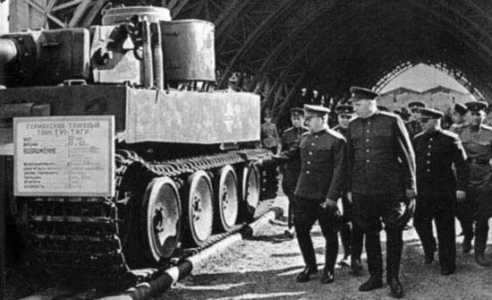 Les maréchaux Voroshilov ( à gauche) et Zhukov (à droite) inspectent le premier Tigre capturé par l'Armée Rouge
