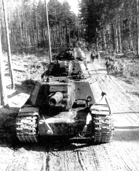 Difficile pour les SU-152 de ce déplacer seuls, leur faible mobilité et autonomie les rendent vulnérables