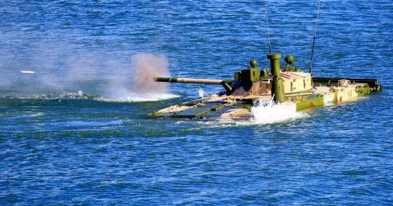 L'armement principal est utilisable même lors des déplacements amphibies