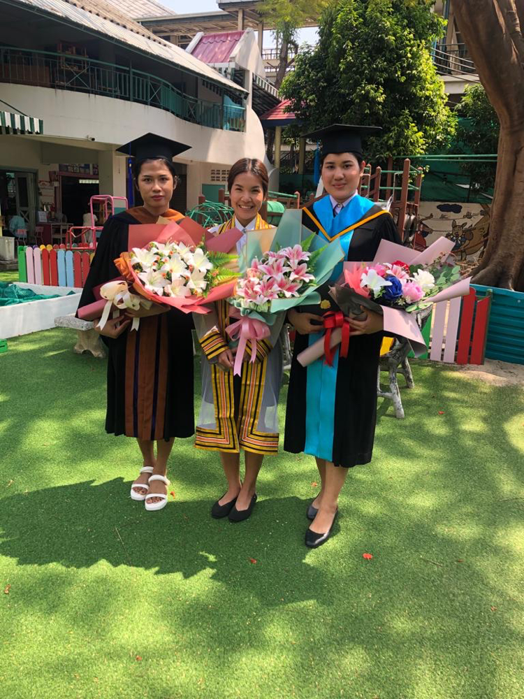 Die drei Graduierten! Herzlichen Glückwunsch an Ms Sranchana Promma, Ms Panwana Phraesribhong und Mr Dechawab Pakhamhaeng.