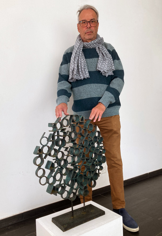 Paolo Grassi with Tobia bronze sculpture, circular numeric structure from the conceptual art project From "0" to Infinity – contemporary sculpture by Paolo Grassi.