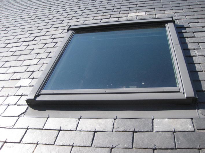 Pose d'une fenêtre de toit sur une couverture ardoise