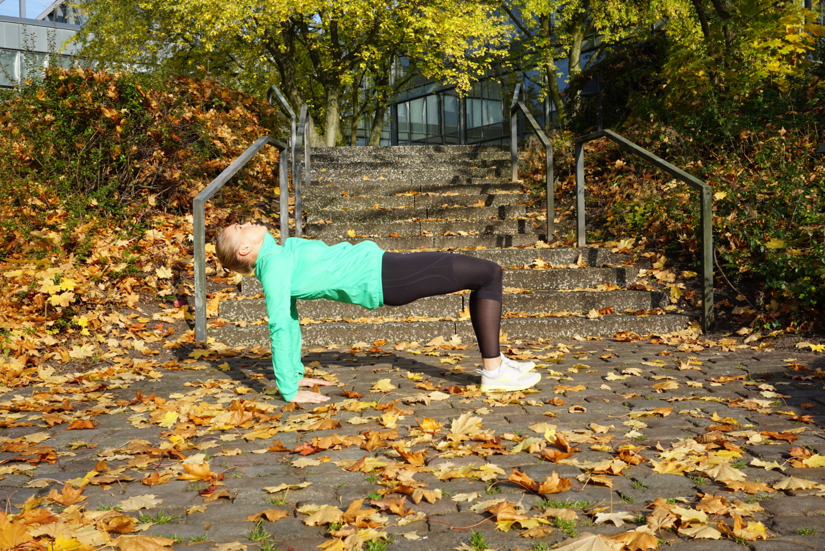 Reverse Plank Bridge. Eine tolle Core Übung und auch der Popo ist gefordert.