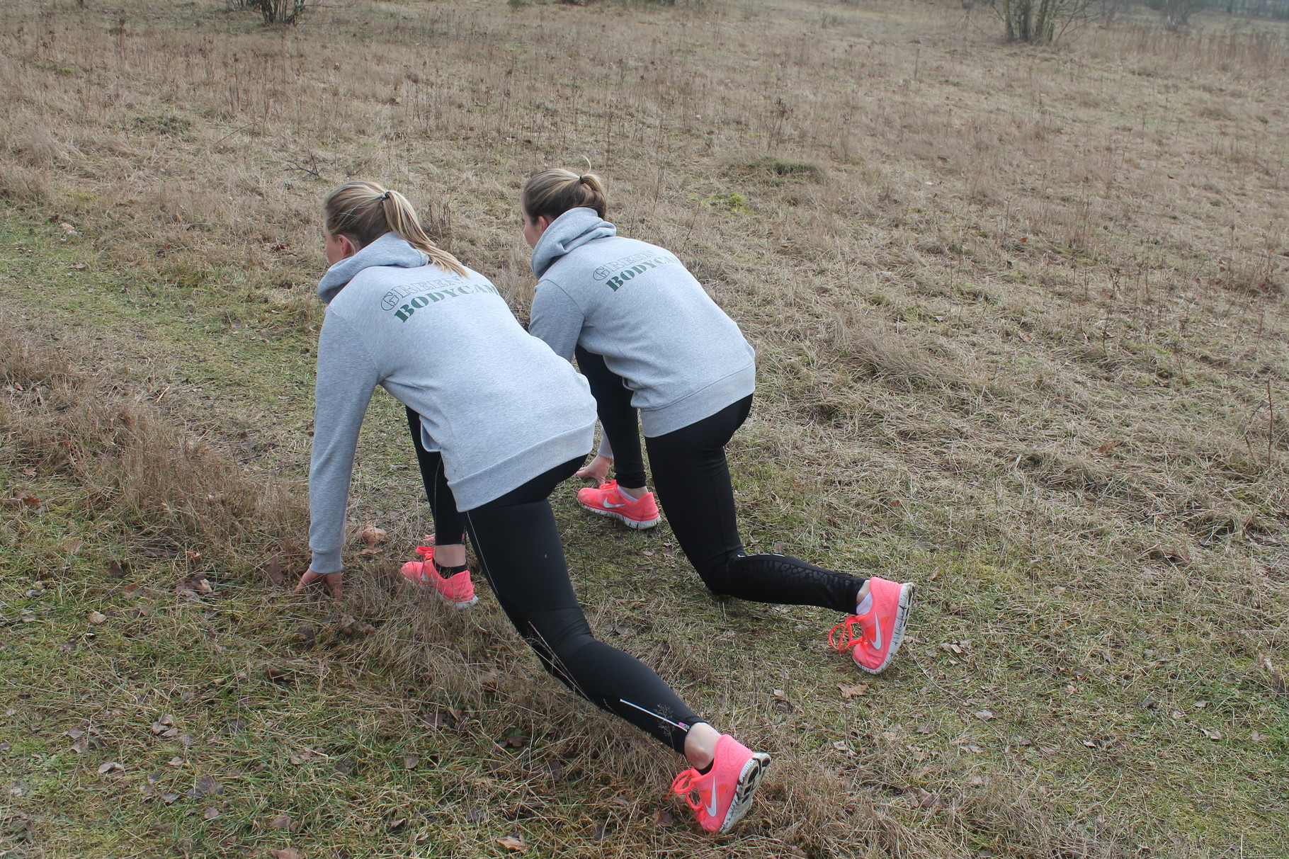 Kleine Sprints zwischendurch "schocken" deinen Körper (im positiven Sinne) - ganz nach unserer liebsten Trainingsart HIGH INTENSITY.  Lange Läufe bei moderatem Tempo können sich ganz schön hinziehen, gar langweilig sein.