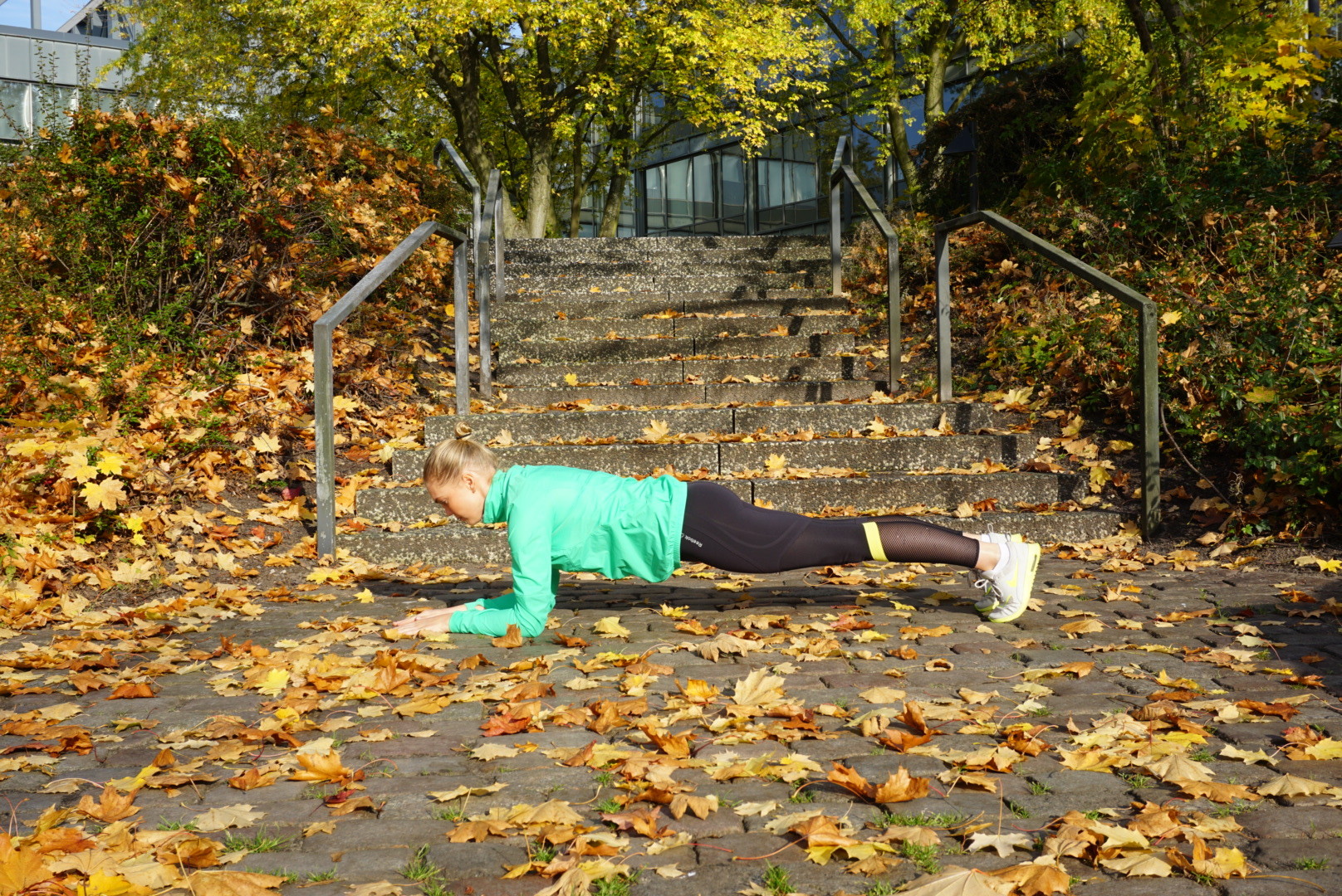 Plank easy & effektiv! Eine super Übung, insbesondere für den Bauch, den unteren Rücken und den Po. Achtung, Körperspannung ist gefragt!