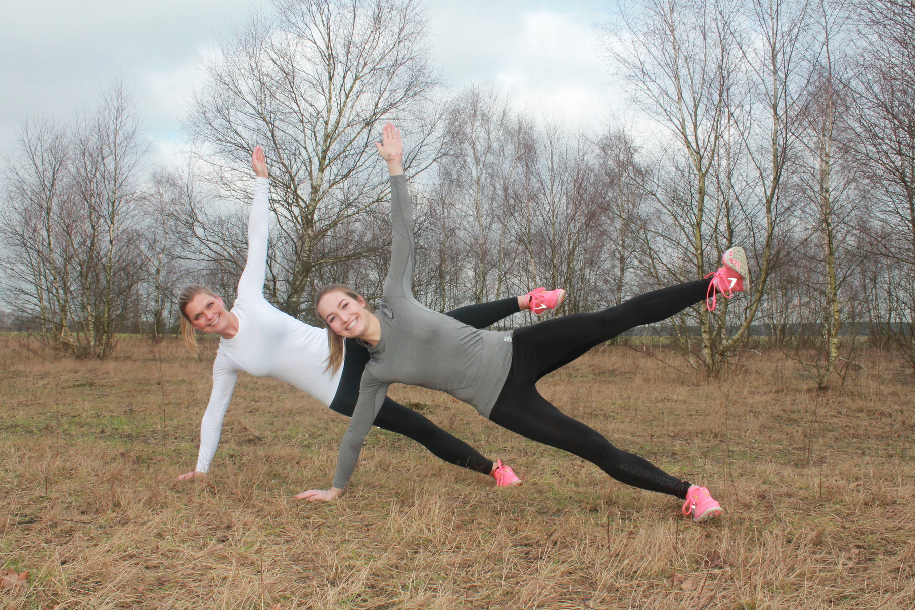 Eine Variation der Standard-Plank - Side Plank - und für die Ambitionierten unter euch: Bein hoch!