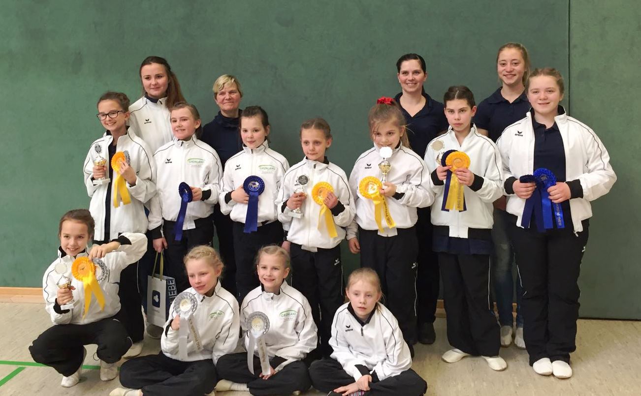 voltigiermannschaft 08/2016: Wir sind derzeit nicht ganz aktuell - alle Berichte werden  nachgeholt. Versprochen! - reitverein-fehrbellins Jimdo-Page!