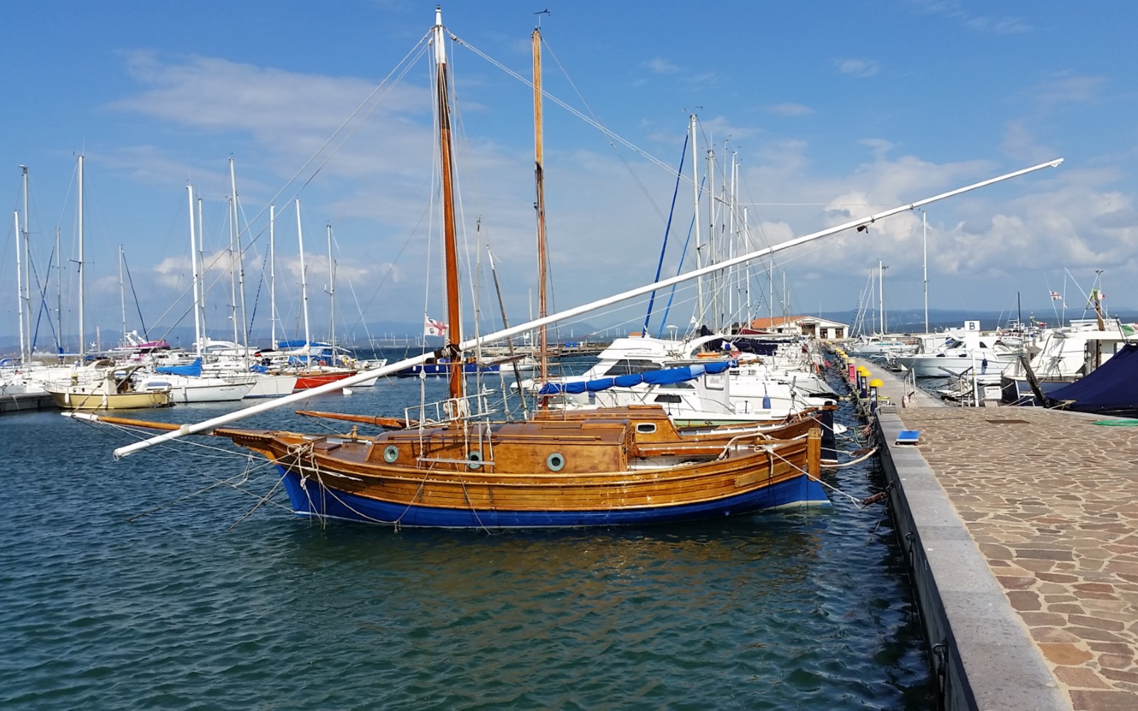 Barca a vela latina nella marina di Calasetta