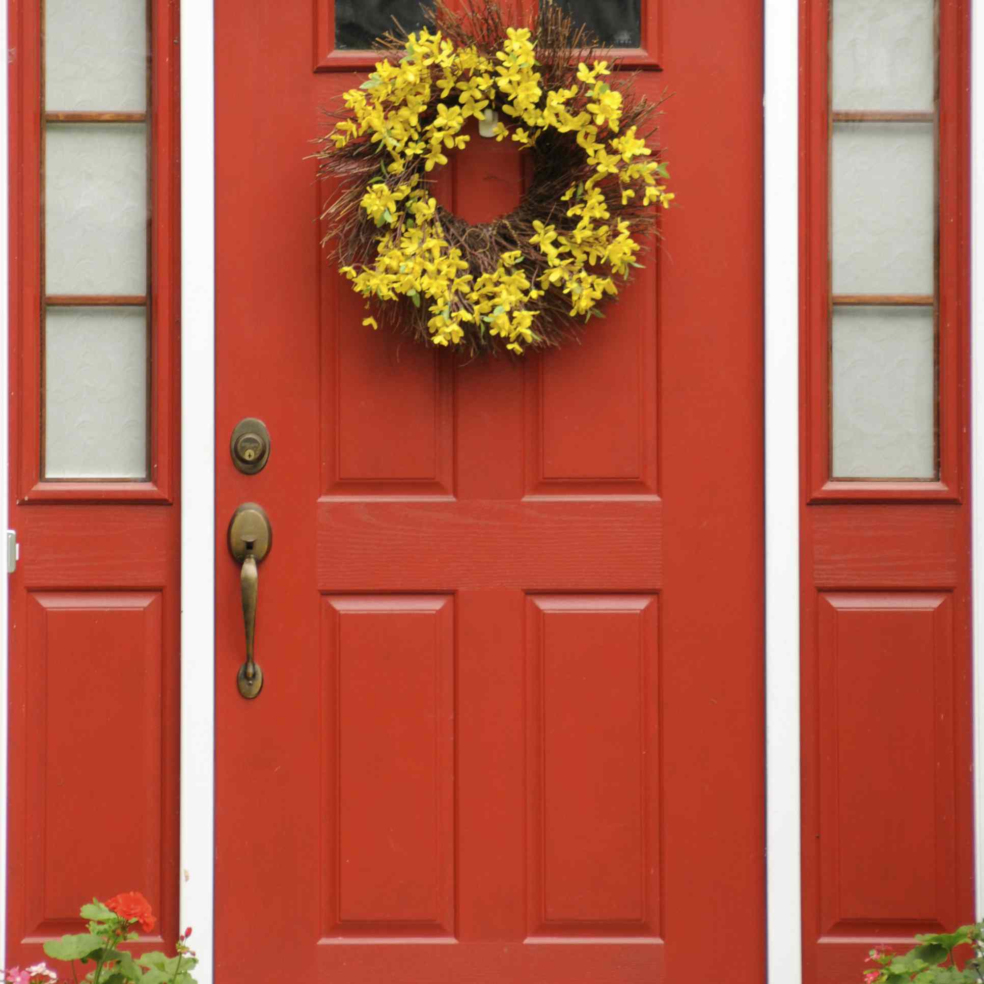 Как открыть красную дверь. Красная входная дверь в дом. Красные двери дом снаружи. Дом с красной дверью. Оранжевая парадная дверь в доме.