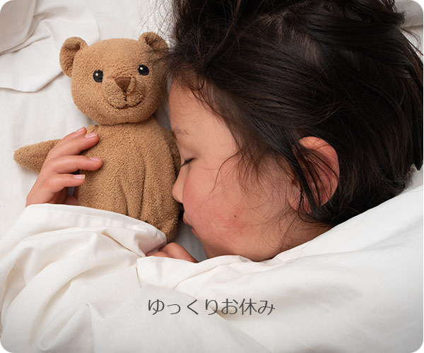 その他商品イメージ画像　テディベアを持って眠る少女　ゆっくりお休み