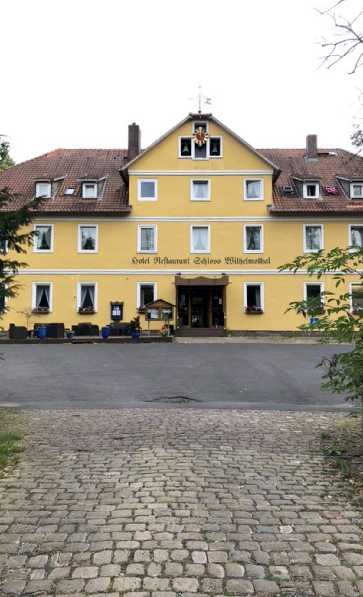 Einfahrt zum Schloßhotel - 2006