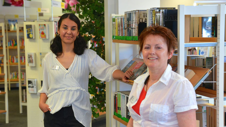 Emine Ulusan und Kristina Preiß, das Leitungsduo der Stadtbücherei, bieten einen Bestell- und Abholservice an