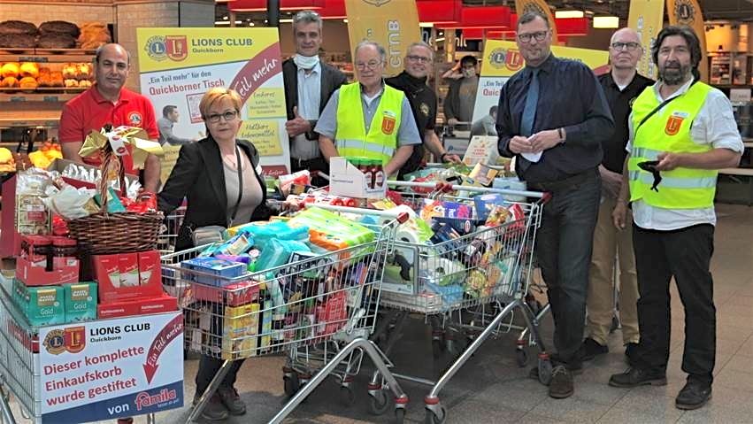 Nur ein kleiner Teil der Spenden: LIONS-Präsident Robert Hüneburg (ganz rechts) freut sich zusammen mit seinem Team und Christian Rohde von der Diakonie (3. v. l.) sowie famila-Warenhausleiter Detlev Bösener (3. v. r.) über mehr als 20 prall gefüllte Eink