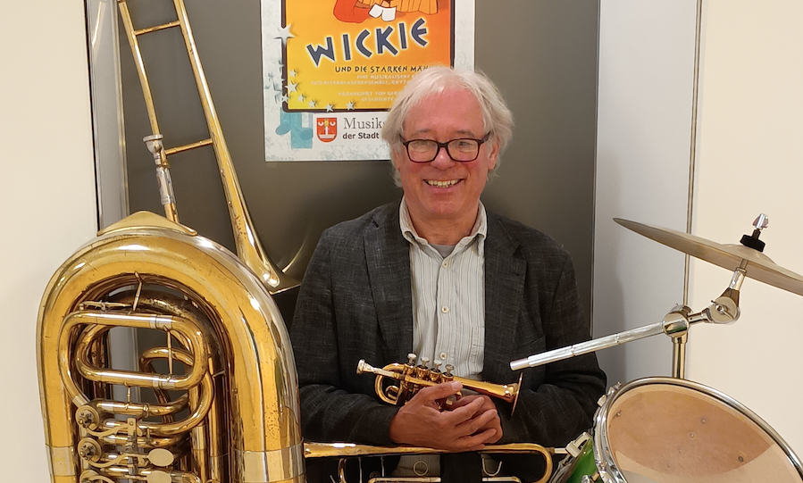 Lorenz Jensen, Chef der Quickborner Musikschule, leitet die Aufführung und ist als Erzähler aktiv.
