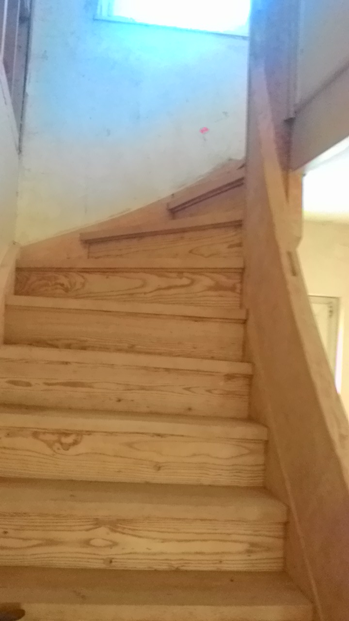 Holztreppe (110 Jahre alt) mit Niederdruck gestrahlt