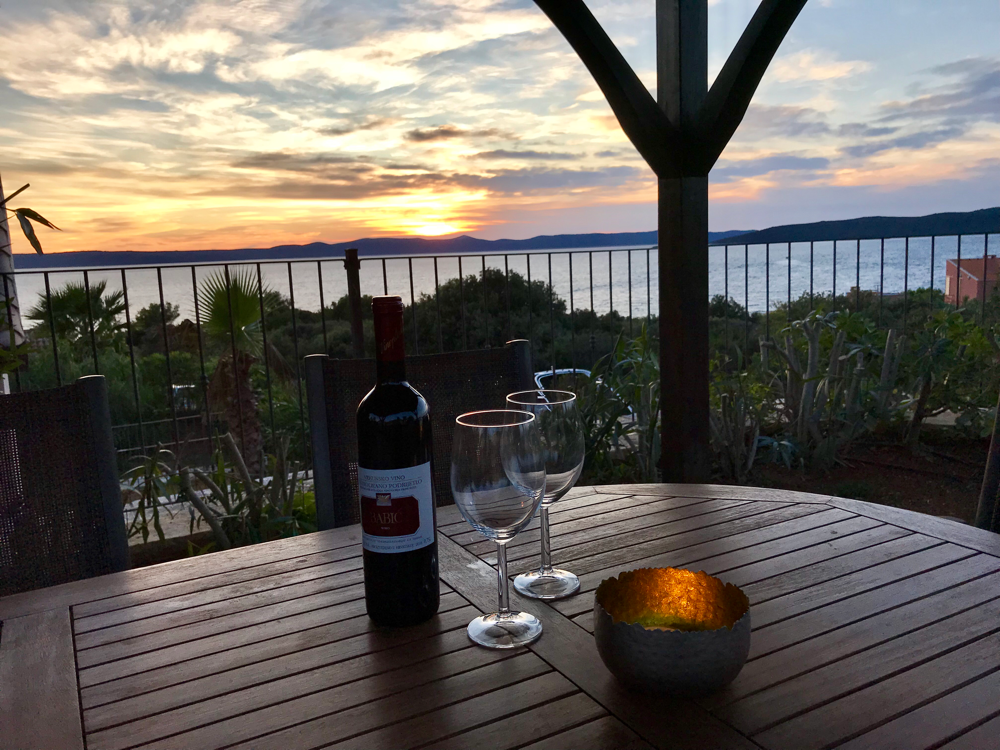 Ein Glas Rotwein im Sonnenuntergang
