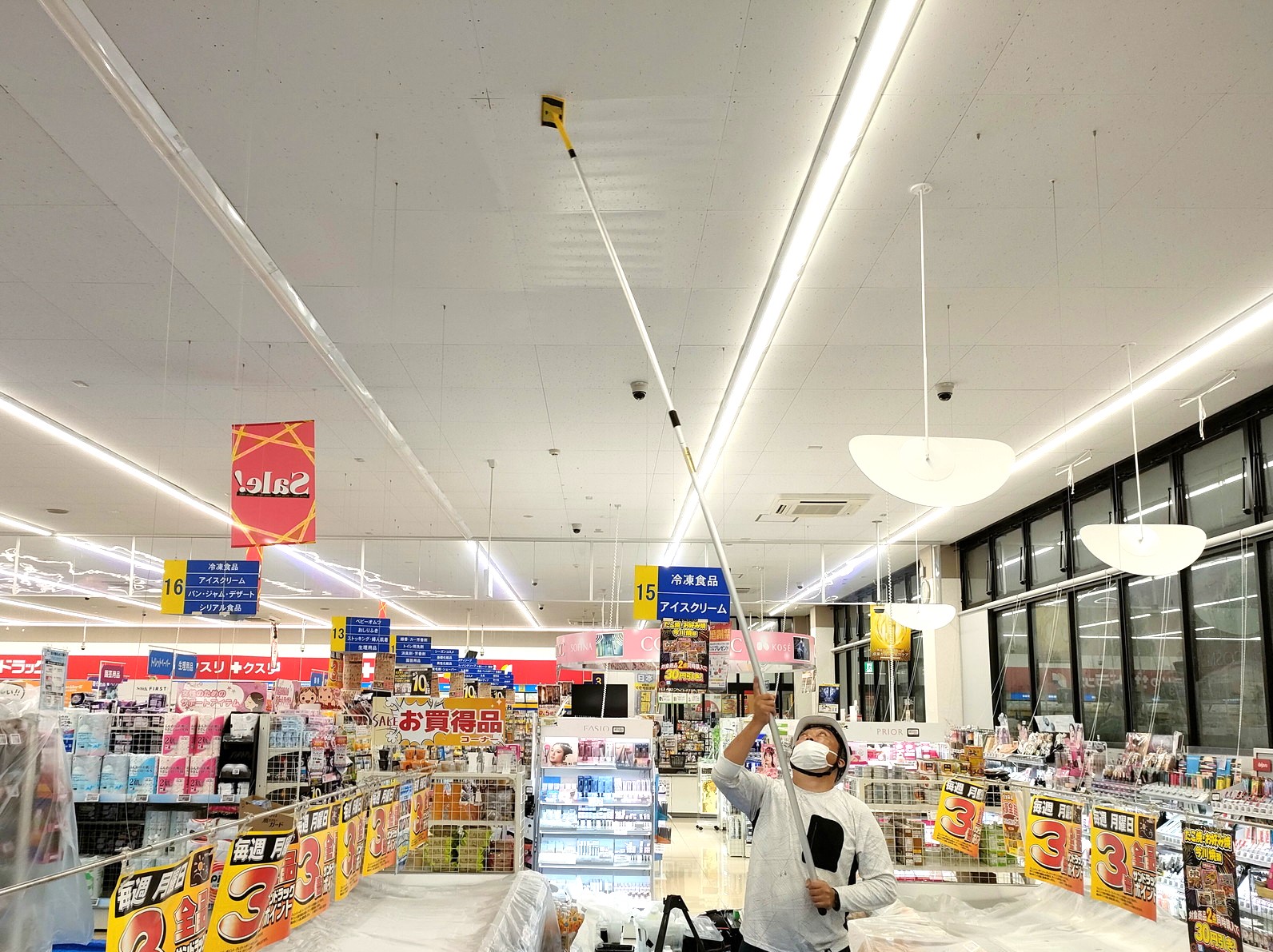 防カビ施工事例（食品スーパー天井のカビ除去と防カビ工事）