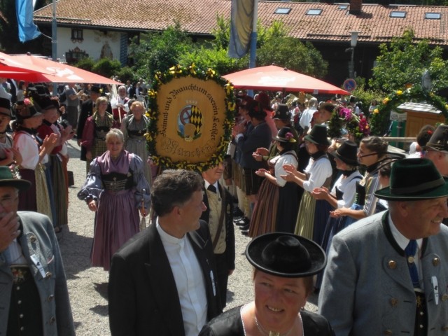 Hochwürden Peter Hagsbacher freut sich mit den Trachtlern