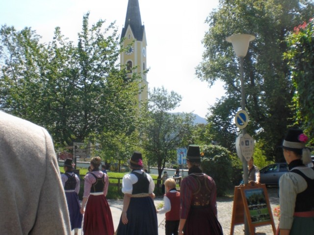 ... der Sixtus-Kirche vorbei ...