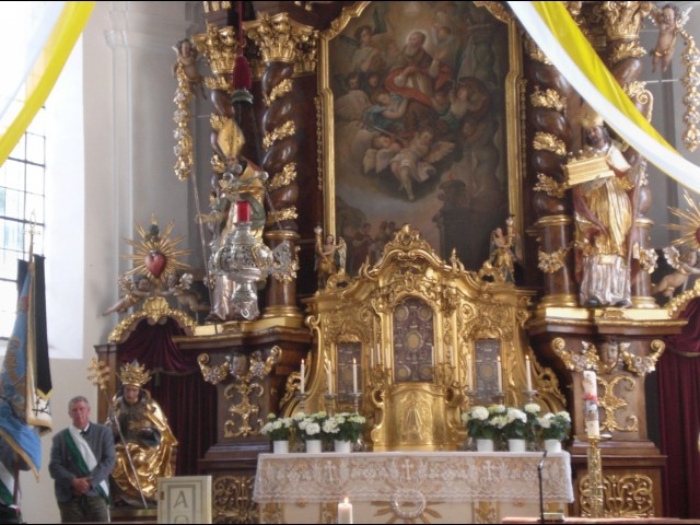 Vorbereitung zur Messe in der völlig neu renovierten St. Sixtus-Kirche