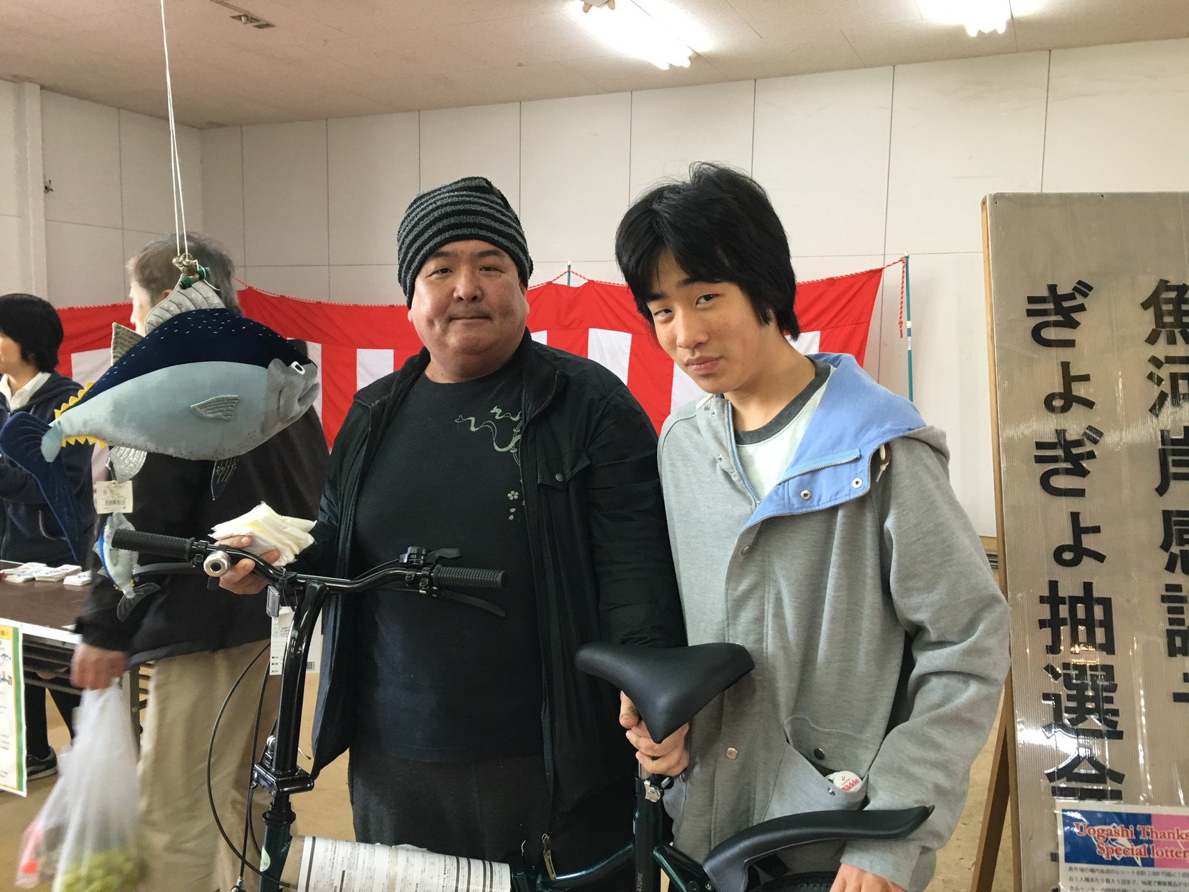 H28/4/9抽選会。一等自転車大当たり～！親子でゲット！！