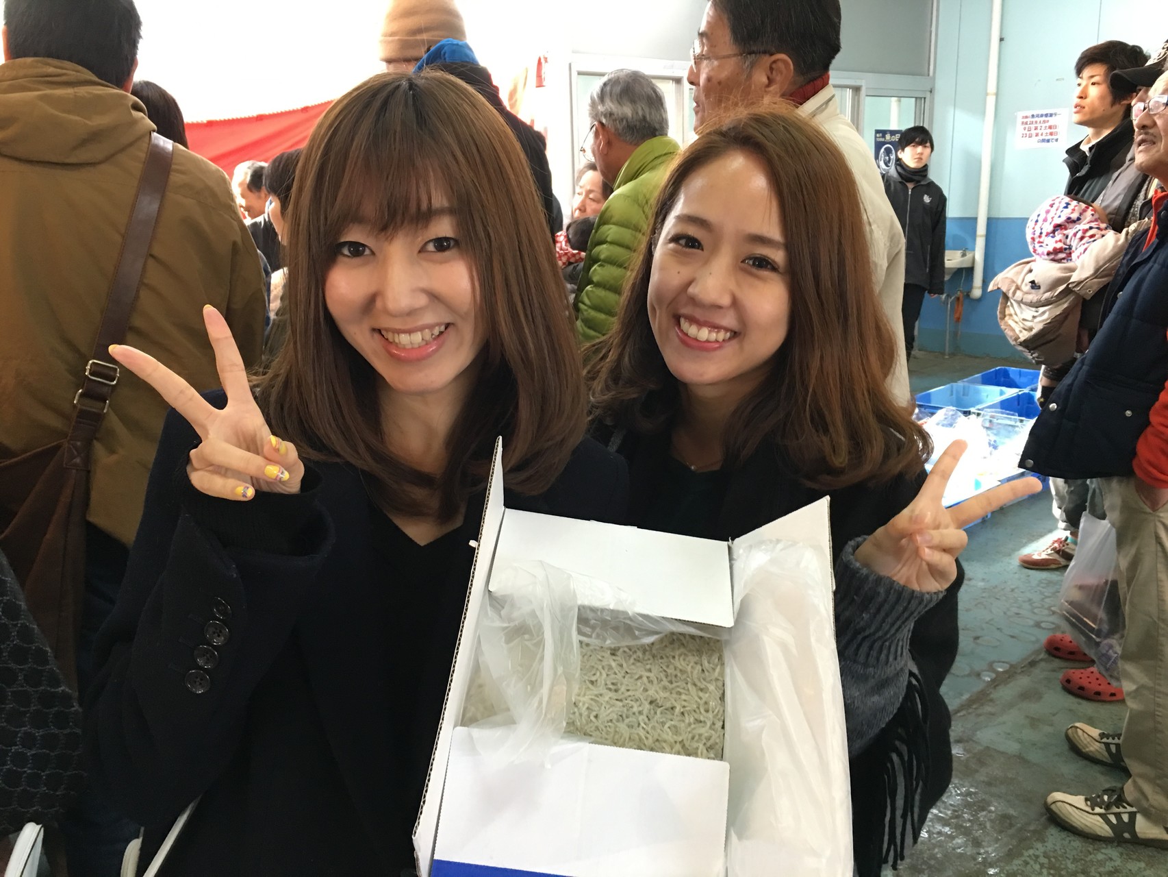 H28/3/26素人セリ。３０００円のシラスを２０００円でゲットした伊藤まゆこさん・めぐさん　しらすゲット！！