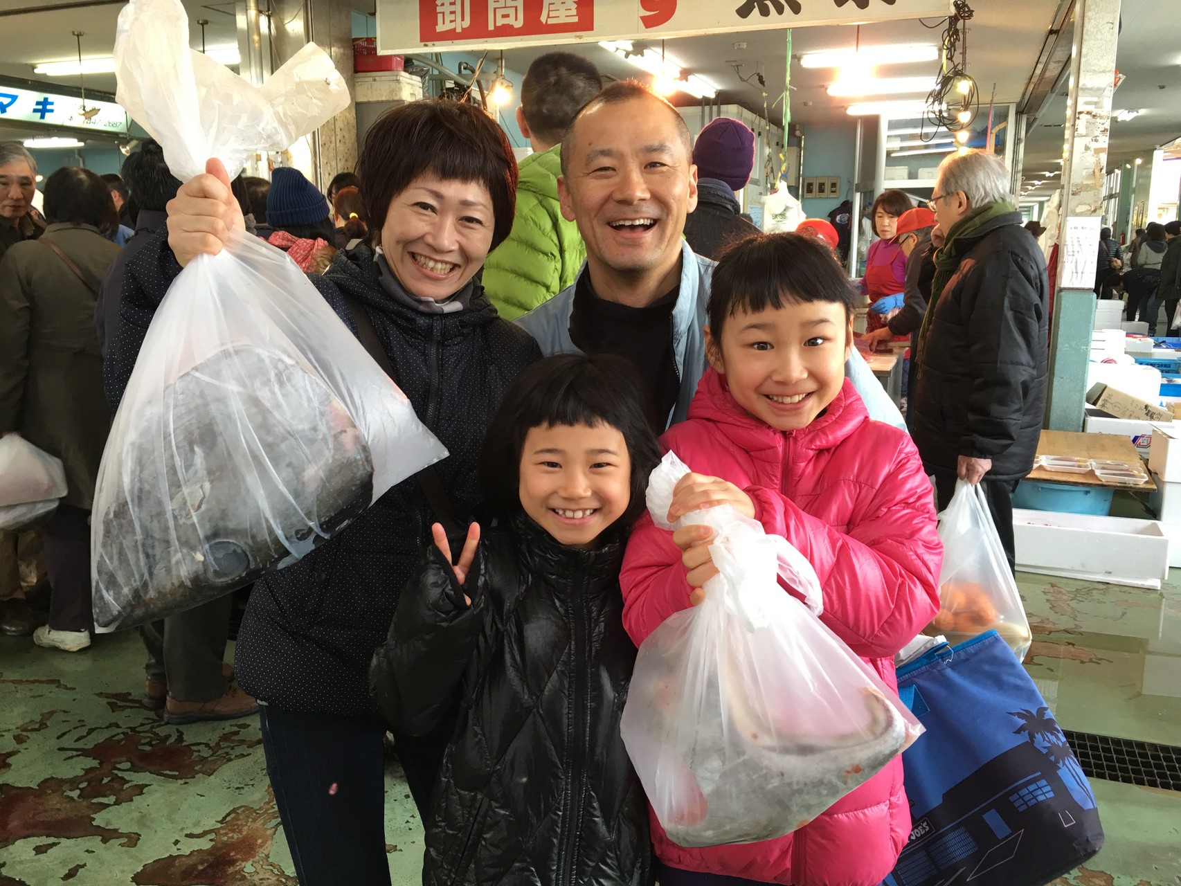 H28/2/13マグロ解体ショー。マグロの特大カマをご家族でゲット！！