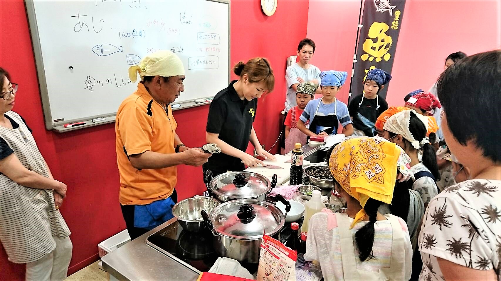 ではスタート！！魚の捌き方を鈴木さんより学ぶ（右側）