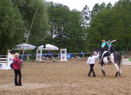 Voltigier-Vorführung beim Turnier 2005