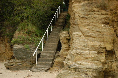 Escalier pour descendre à la plage