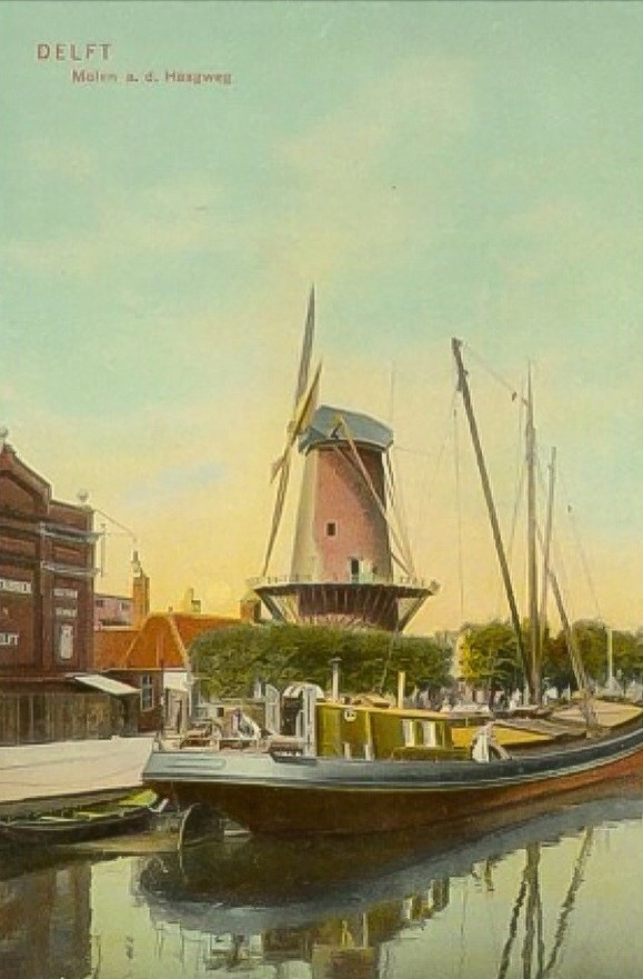 Molen Het Fortuin aan de Wateringseweg met ervoor een schip in de Vliet. Links een gebouw van Calvé, gezien naar het noordwesten. 1904