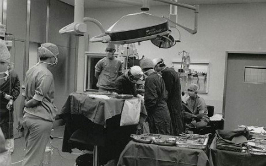 De operatiekamer in locatie Bethel van het Reinier de Graaf Gasthuis aan de Reinier de Graafweg. Links aan de operatietafel dokter M. A. Verschuyl, 1989