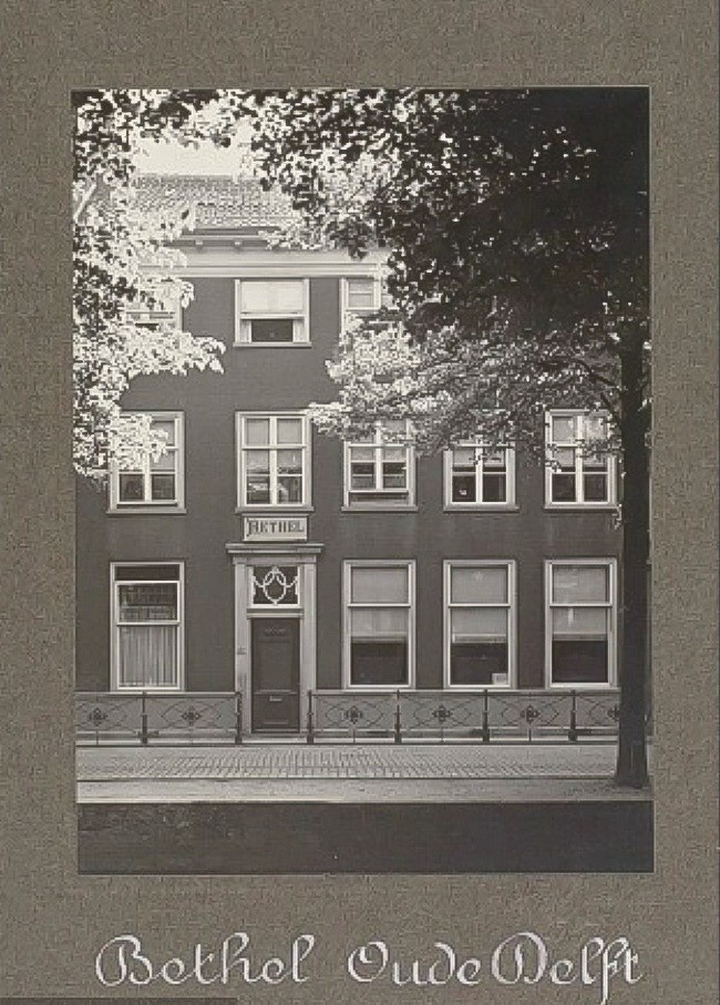 De voorgevel van het Bethelziekenhuis aan de Oude Delft 211. Christelijke Wijk- en Ziekenverpleging Bethel aan de Oude Delft 209-213. Opgericht in 1899. In 1906 werd Oude Delft 211, en op 3 februari 1909 het naastgelegen pand 209 aangekocht. 1920