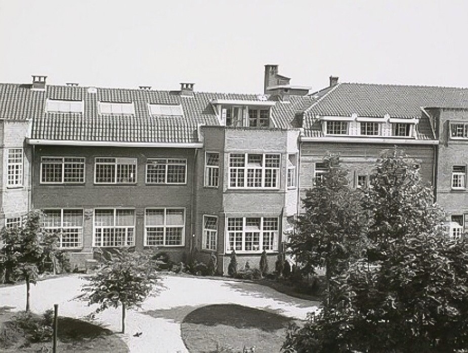 Een van de gebouwen van het Sint Joris Gasthuis aan de Sint Jorisweg. 1938