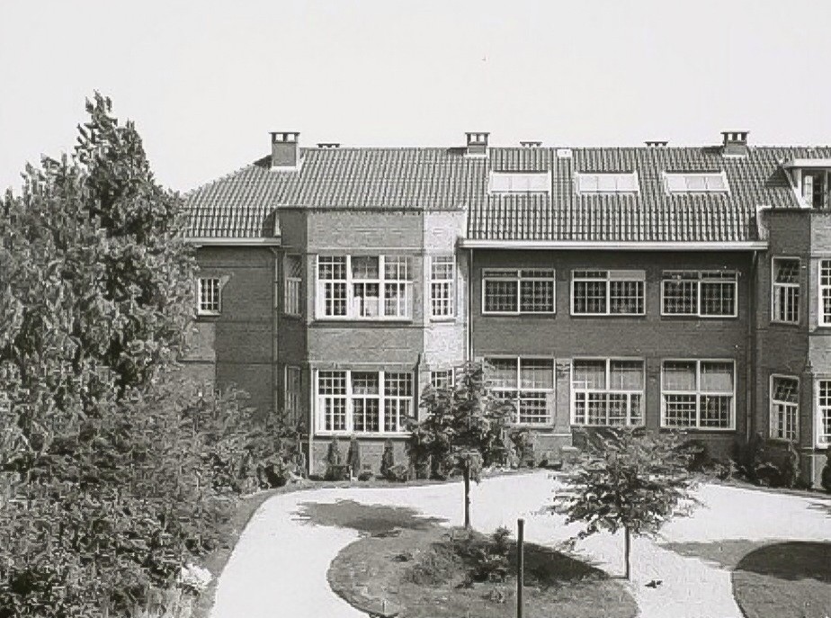 Een van de gebouwen van het Sint Joris Gasthuis aan de Sint Jorisweg. 1938