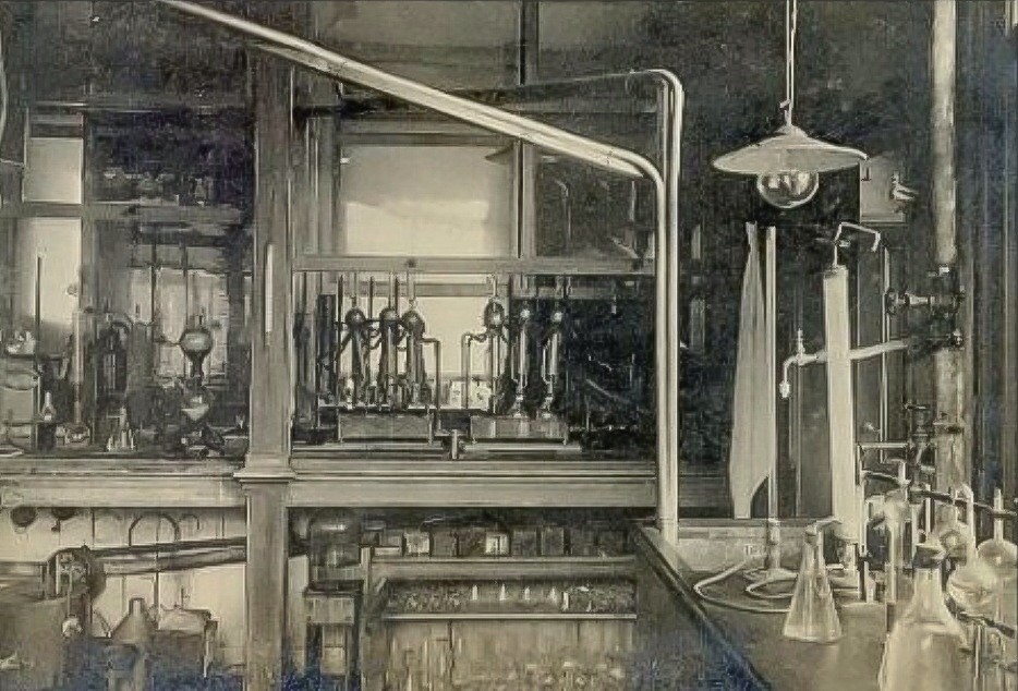 Laboratorium met zuurkast in de Calvéfabriek aan de Wateringseweg. 1900