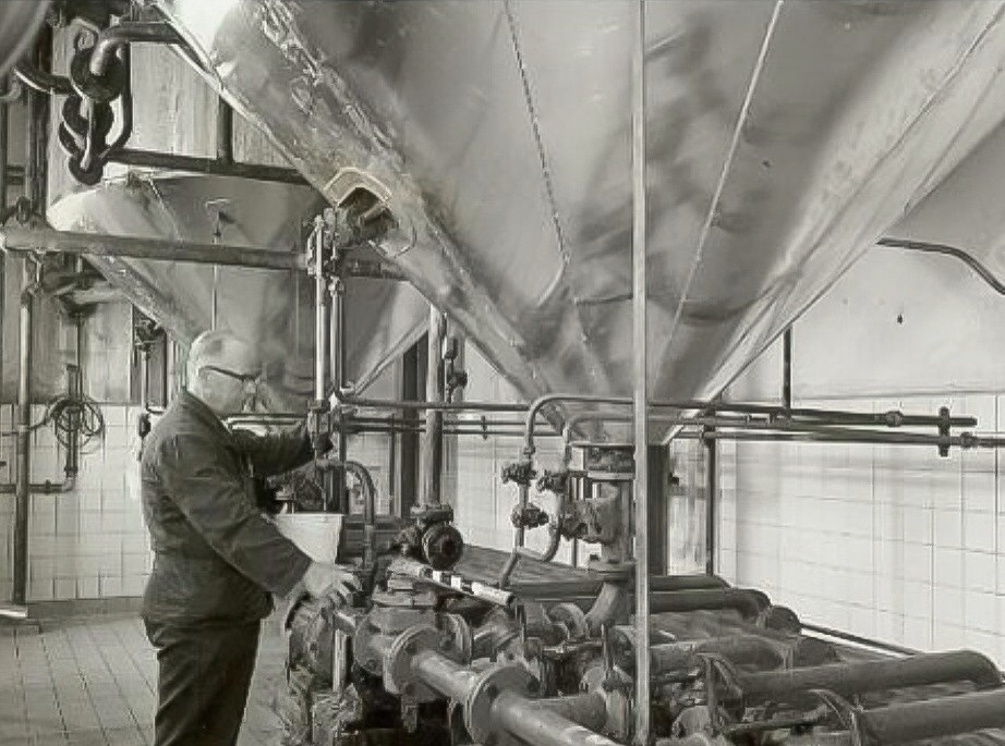 Medewerker bedient ontzuringsketel van de nieuwe raffinageafdeling van Calvé aan de Wateringseweg. nb. ook als dia aanwezig, circa 1960