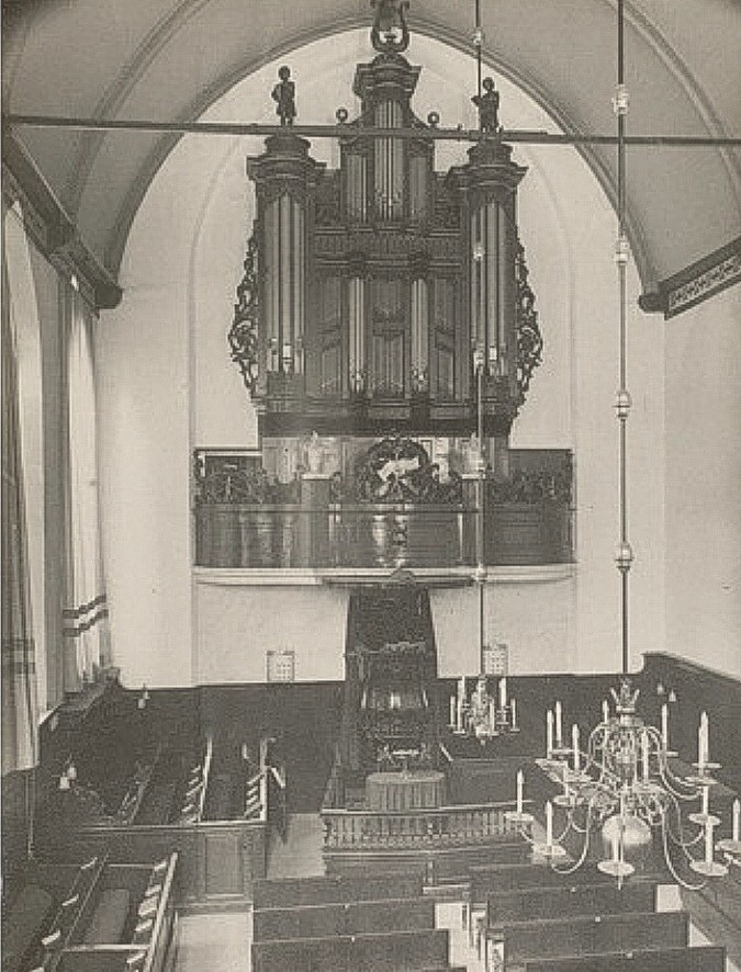 Het interieur met orgel van de Lutherse Kerk aan het Noordeinde. Deze kerk werd in de tweede helft van de 15e eeuw gebouwd als kapel bij het Sint Joris Gasthuis. In 1577 ging de kapel over in handen van de stad Delft en deed dienst als oorlogsmagazijn en 