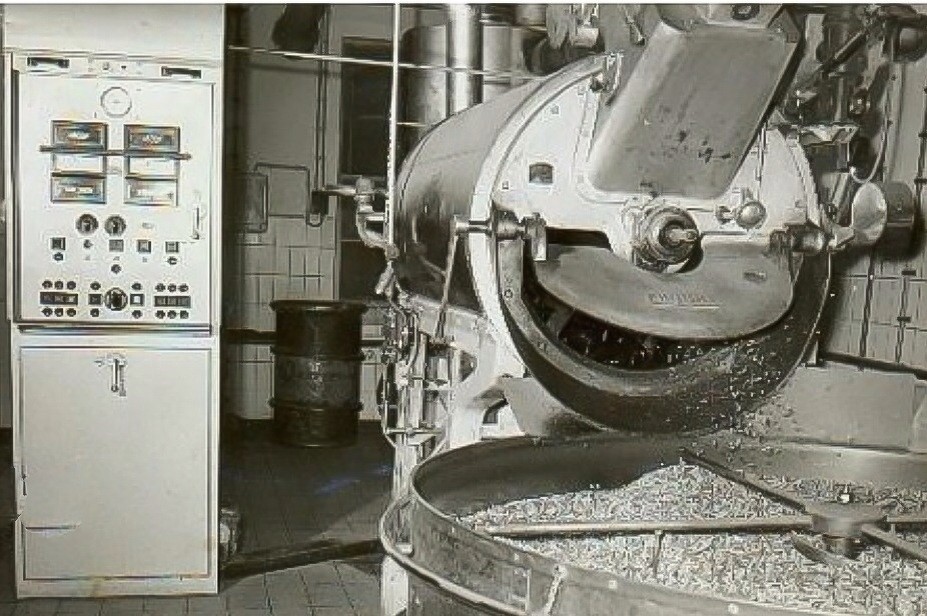 De pindabranderij in de pindakaasfabriek uit 1950 van Calvé aan de Wateringseweg, 1960