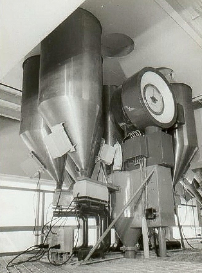 Elektronisch bestuurde weegschaal voor micro-ingrediënten in de mengvoederfabriek van Calvé aan de Wateringseweg. 1965