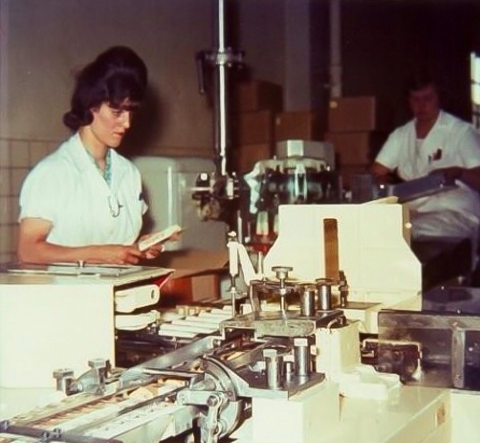 Medewerksters aan de lopende band in de Calvéfabrieken aan de Wateringseweg, 1975