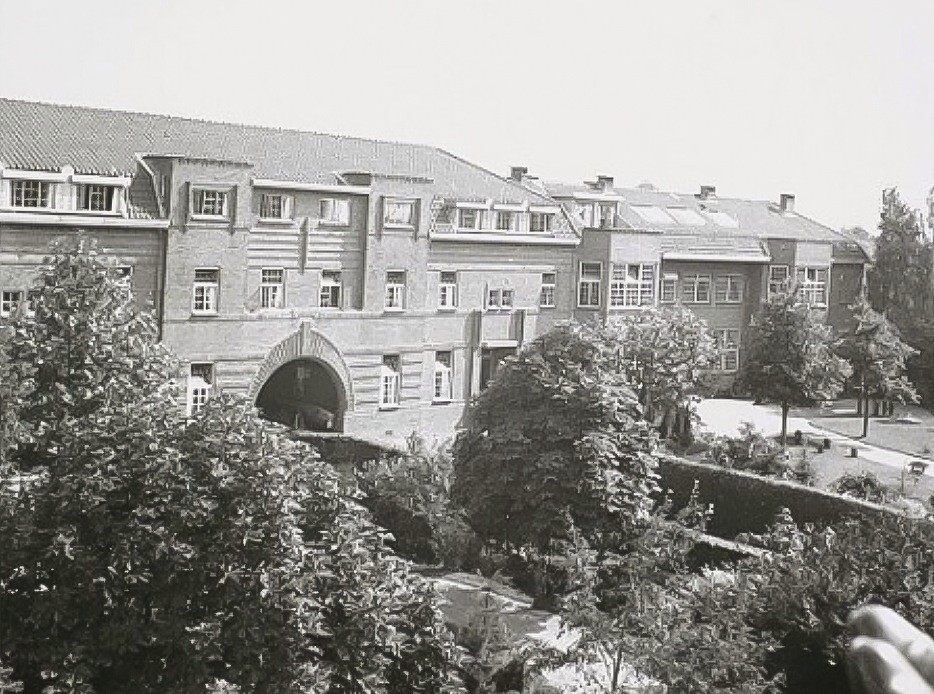 Een van de gebouwen van het Sint Joris Gasthuis aan de Sint Jorisweg. 1938